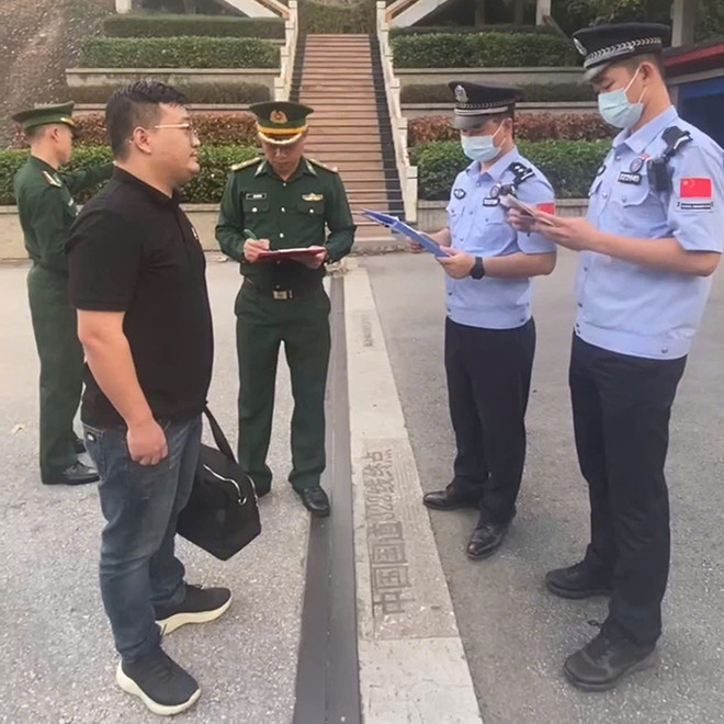 Bàn giao đối tượng tại cửa khẩu Hữu Nghị - tỉnh Lạng Sơn. Bàn giao đối tượng tại cửa khẩu Hữu Nghị - tỉnh Lạng Sơn.