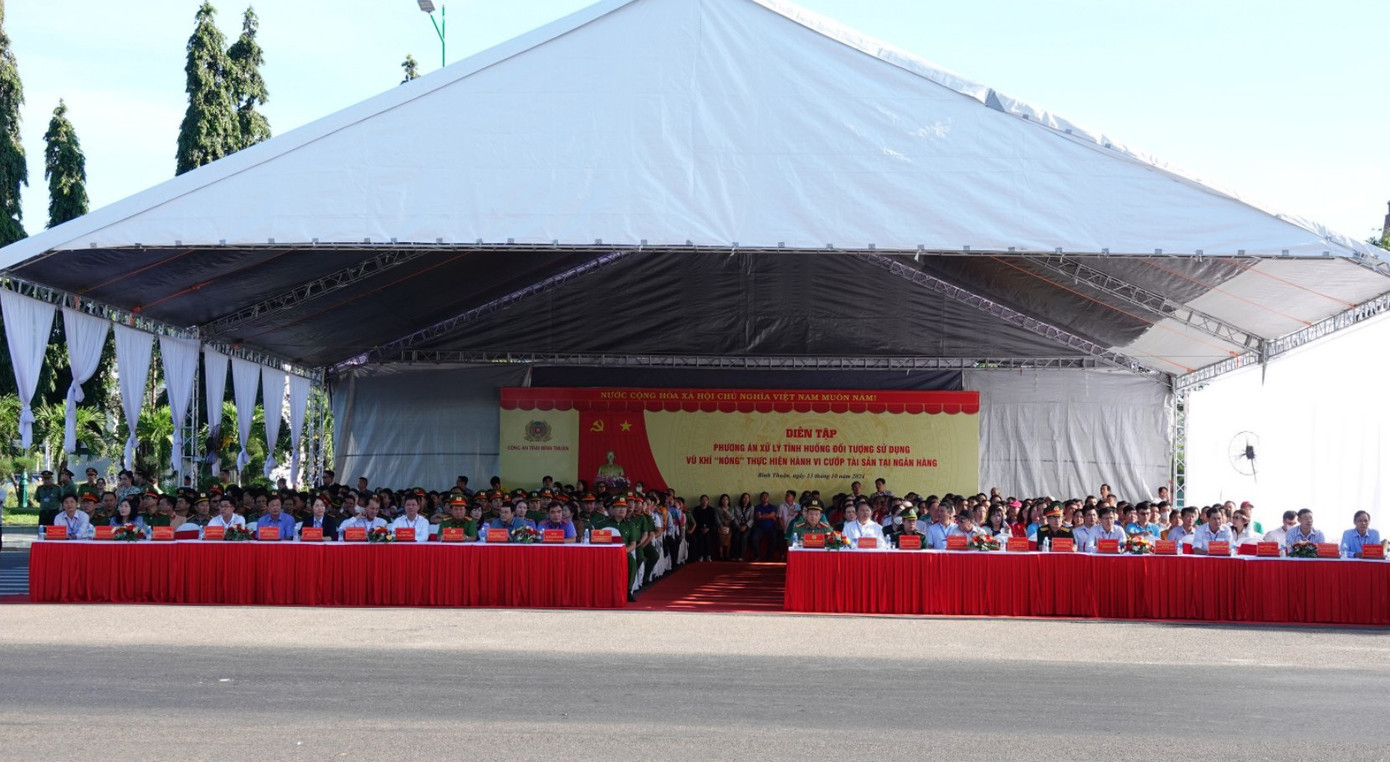 Sáng 13/10, Công an tỉnh Bình Thuận phối hợp Ngân hàng TMCP Ngoại thương Việt Nam (Vietcombank) chi nhánh Bình Thuận tổ chức diễn tập phương án xử lý tình huống đối tượng thực hiện hành vi cướp tài sản ngân hàng.