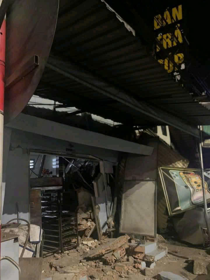 Một số nhà dân bị hư hỏng. Một số nhà dân bị hư hỏng.