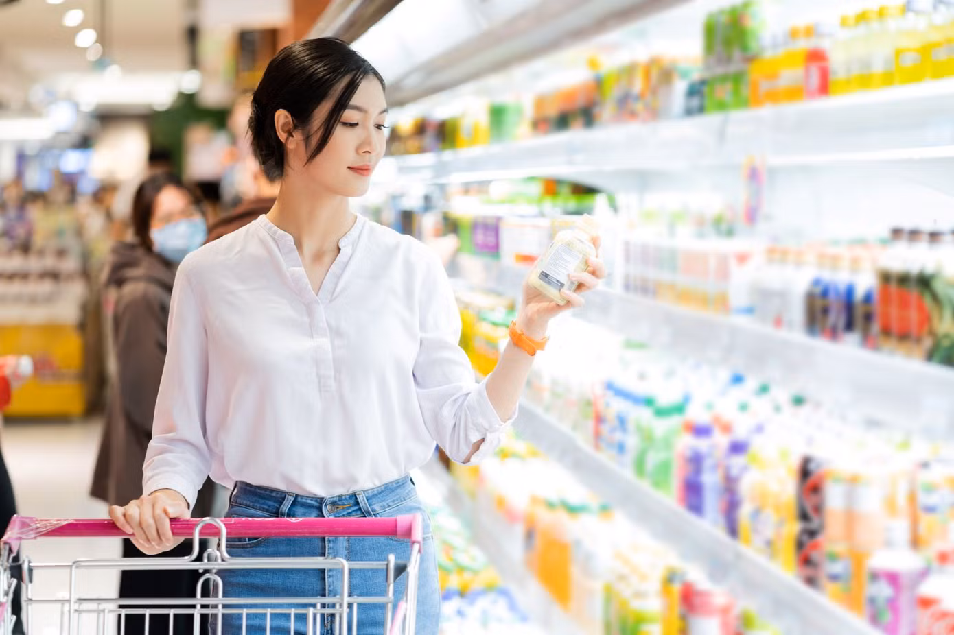Tâm lý tích cực của người tiêu dùng Việt Nam với hơn 70% người được khảo sát bày tỏ sự tin tưởng vào triển vọng kinh tế của đất nước. Ảnh: UOB.