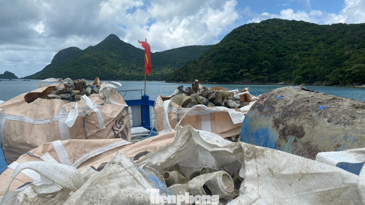 Vỏ lon bia, lon nước ngọt được gom vào các bao tải lớn.