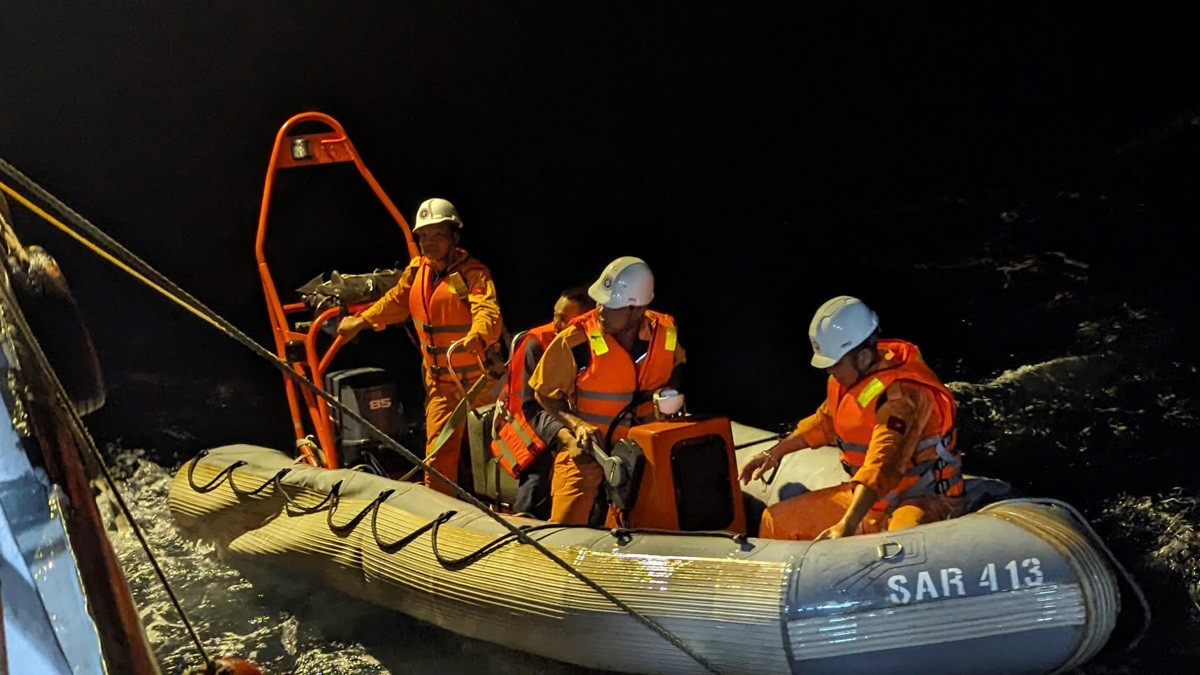 Lực lượng chức năng tiếp cận và đưa thi thể nạn nhân của tàu cá BV-99778 TS lên tàu chuyên dụng. Lực lượng chức năng tiếp cận và đưa thi thể nạn nhân của tàu cá BV-99778 TS lên tàu chuyên dụng.