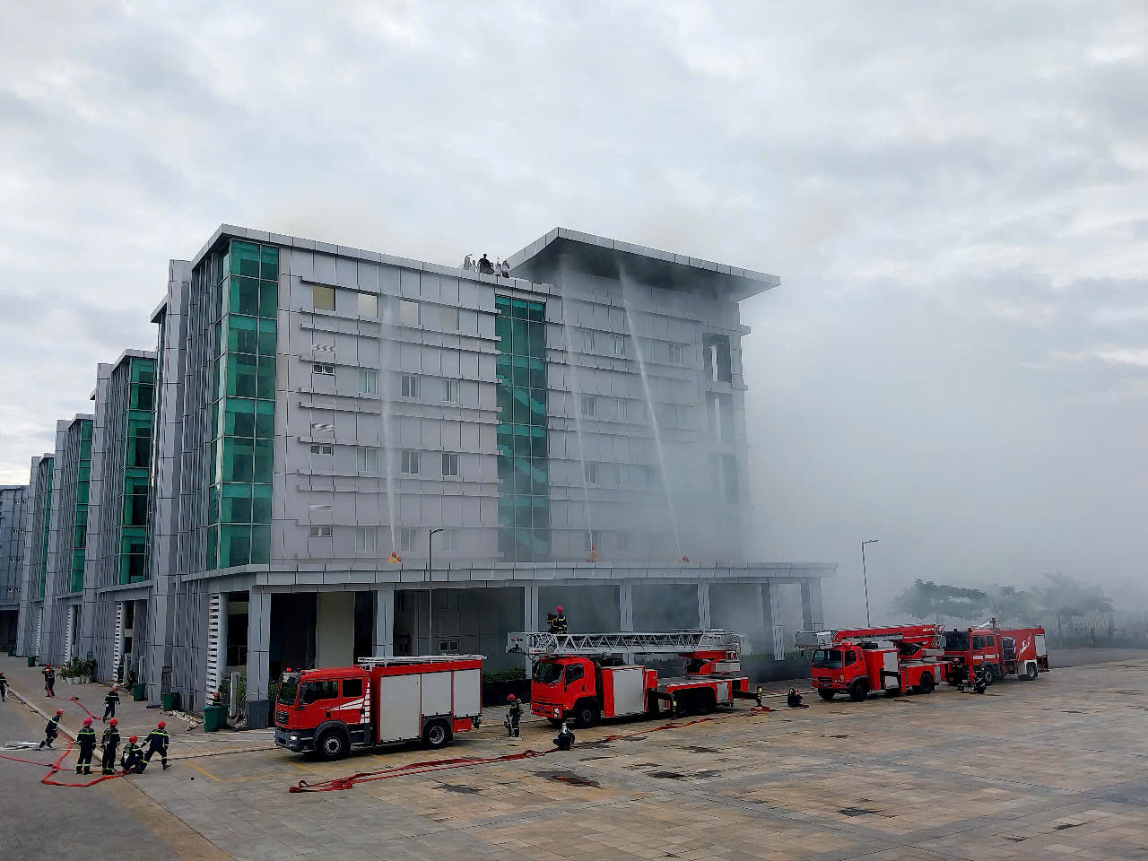 Đối với nhóm nạn nhân từ tầng 4 trở xuống của Sở Văn hóa và Thể thao và Sở Du lịch đã nhanh chóng thoát nạn xuống dưới qua cầu thang bộ. Do số lượng người đông, tầm nhìn hạn chế do khói, khí độc nên một số nạn nhân đã chen lấn, té ngã làm 5 người bất tỉnh, mắc kẹt tại khu vực cầu thang tầng 2 của Sở Văn hóa và Thể thao.