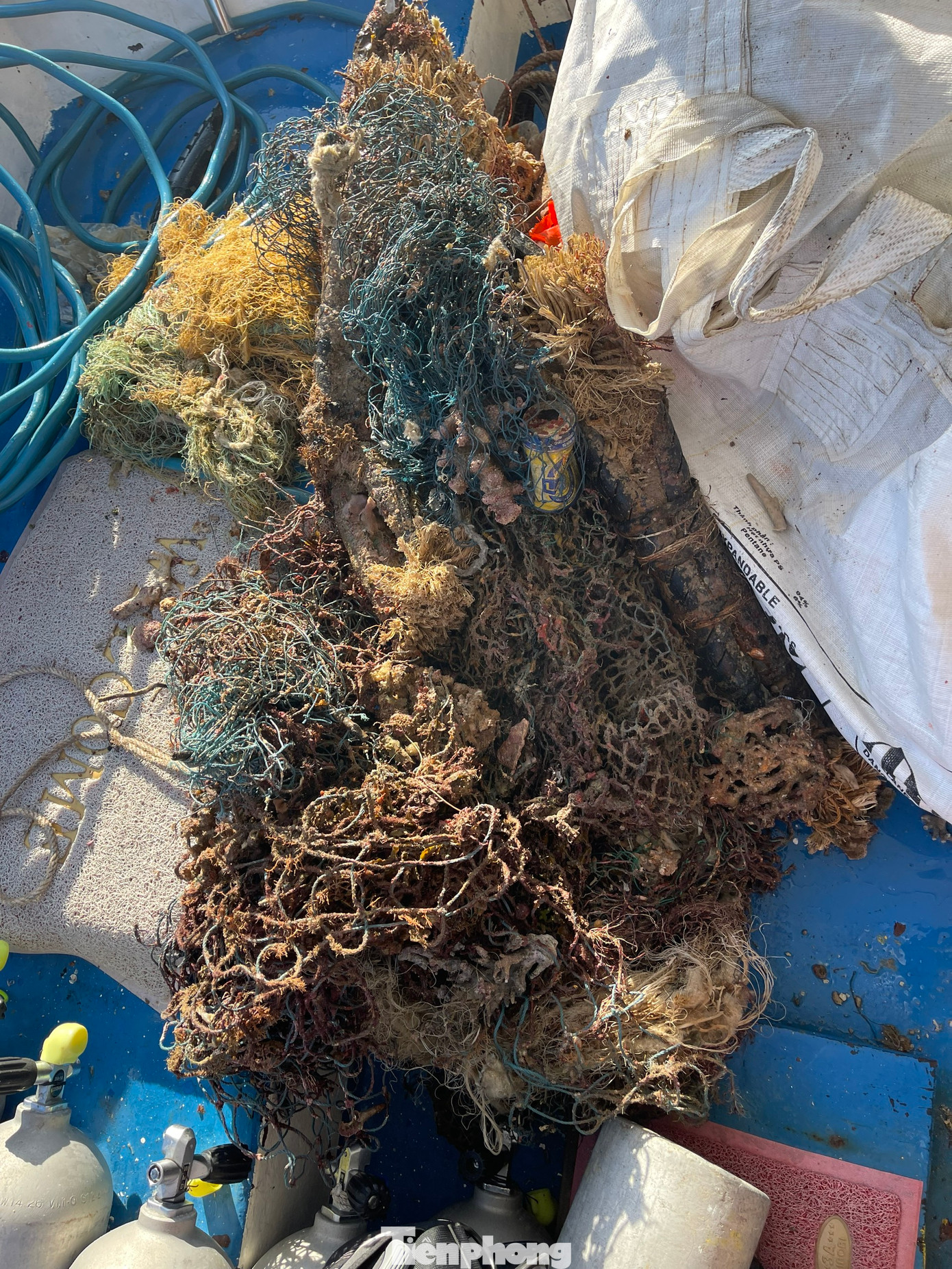 Để thu gom lưới rách, dây thừng mắc kẹt dưới rạn san hô, thợ lặn phải dùng camera xuống biển để khảo sát. Sau khi xác định các rạn san hô có nhiều rác kẹt ở dưới, thợ lặn xuống gỡ ra và đưa lên ghe, tàu, rồi chở về đảo lớn Côn Sơn.