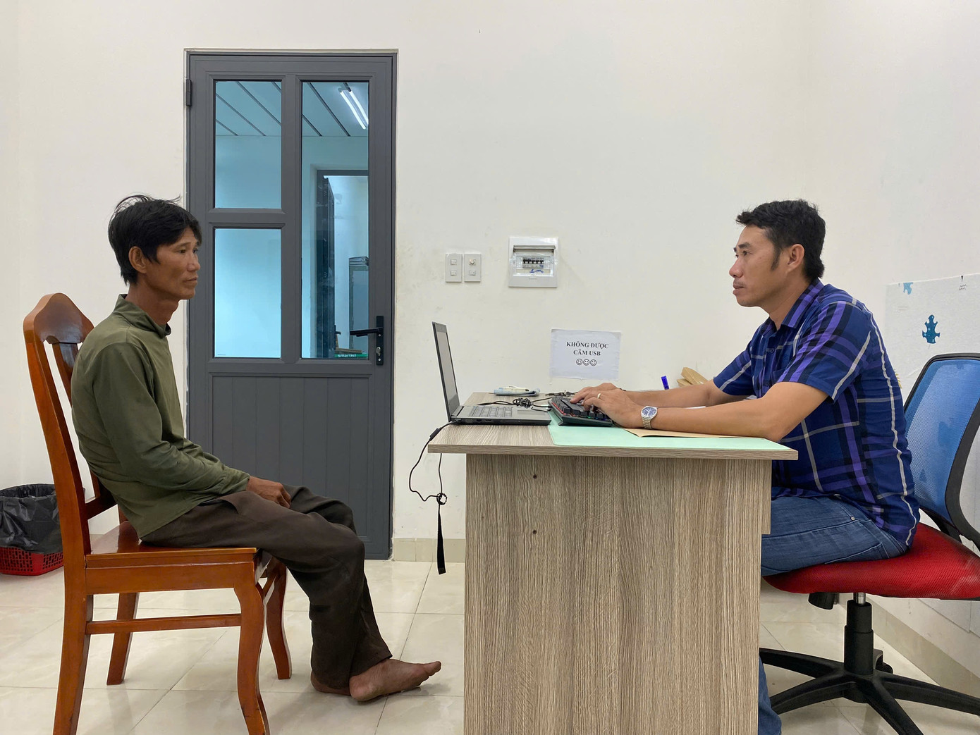 Đối tượng Nguyễn Quốc Hùng (bên trái) tại cơ quan công an. Đối tượng Nguyễn Quốc Hùng (bên trái) tại cơ quan công an.