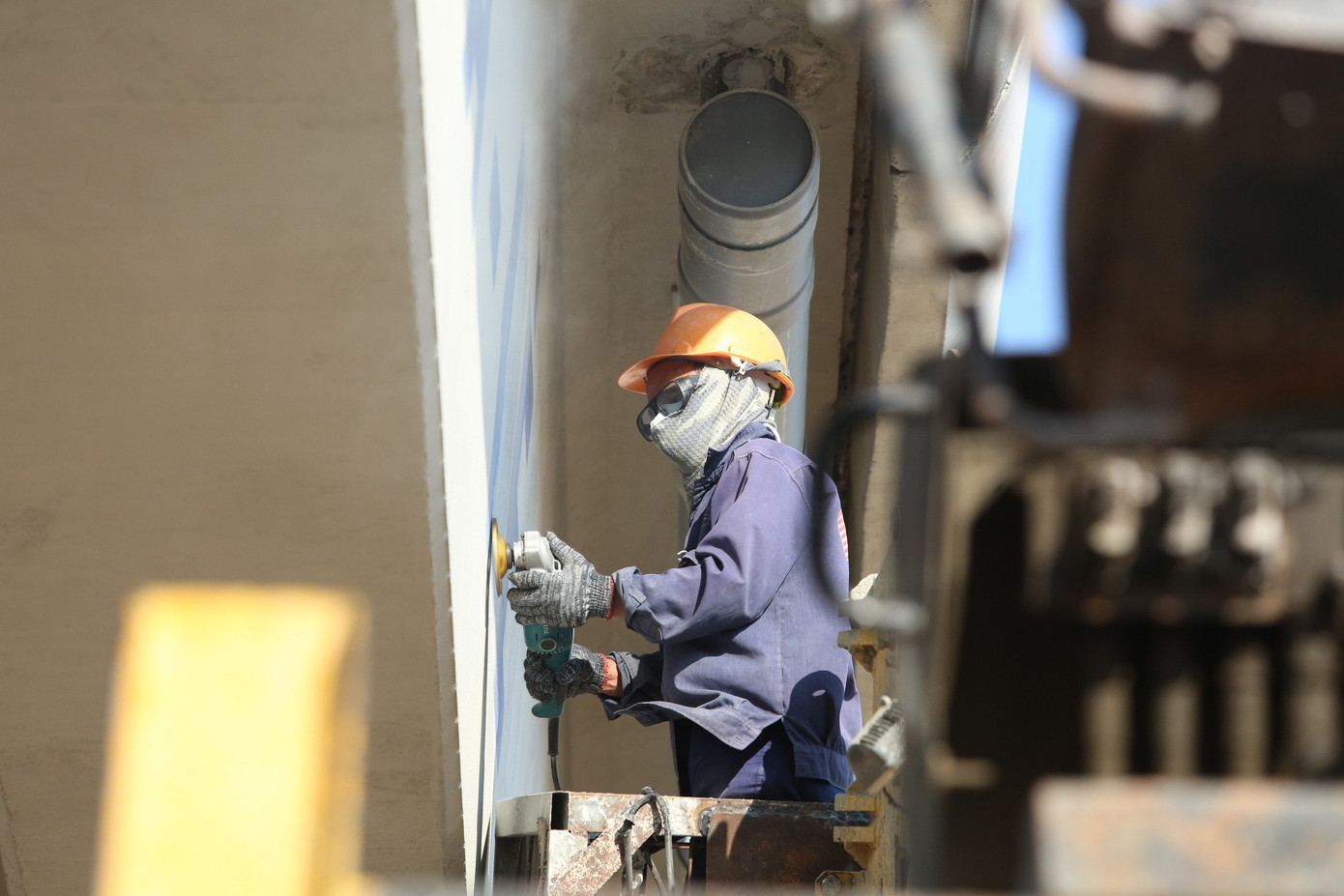 Công nhân thi công trên cao tốc Cam Lâm - Vĩnh Hảo.