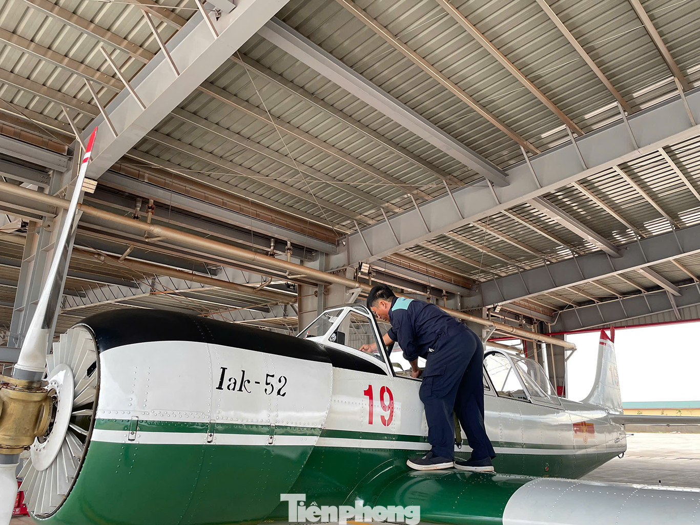 Kiểm tra kỹ thuật trên máy bay Iak-52. Kiểm tra kỹ thuật trên máy bay Iak-52.