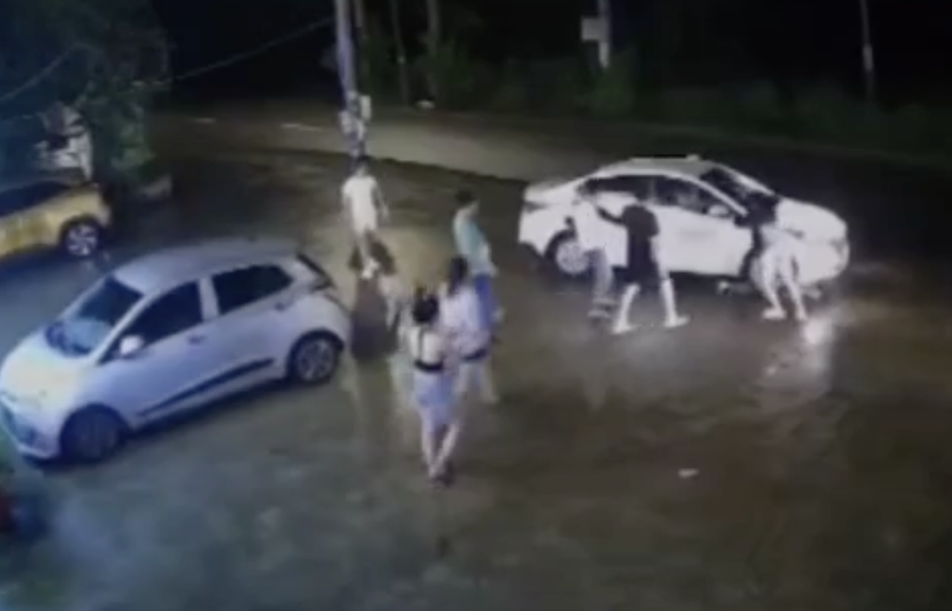 Hình ảnh chị N.T.N.T. nằm dưới gầm ô tô được camera ghi lại.