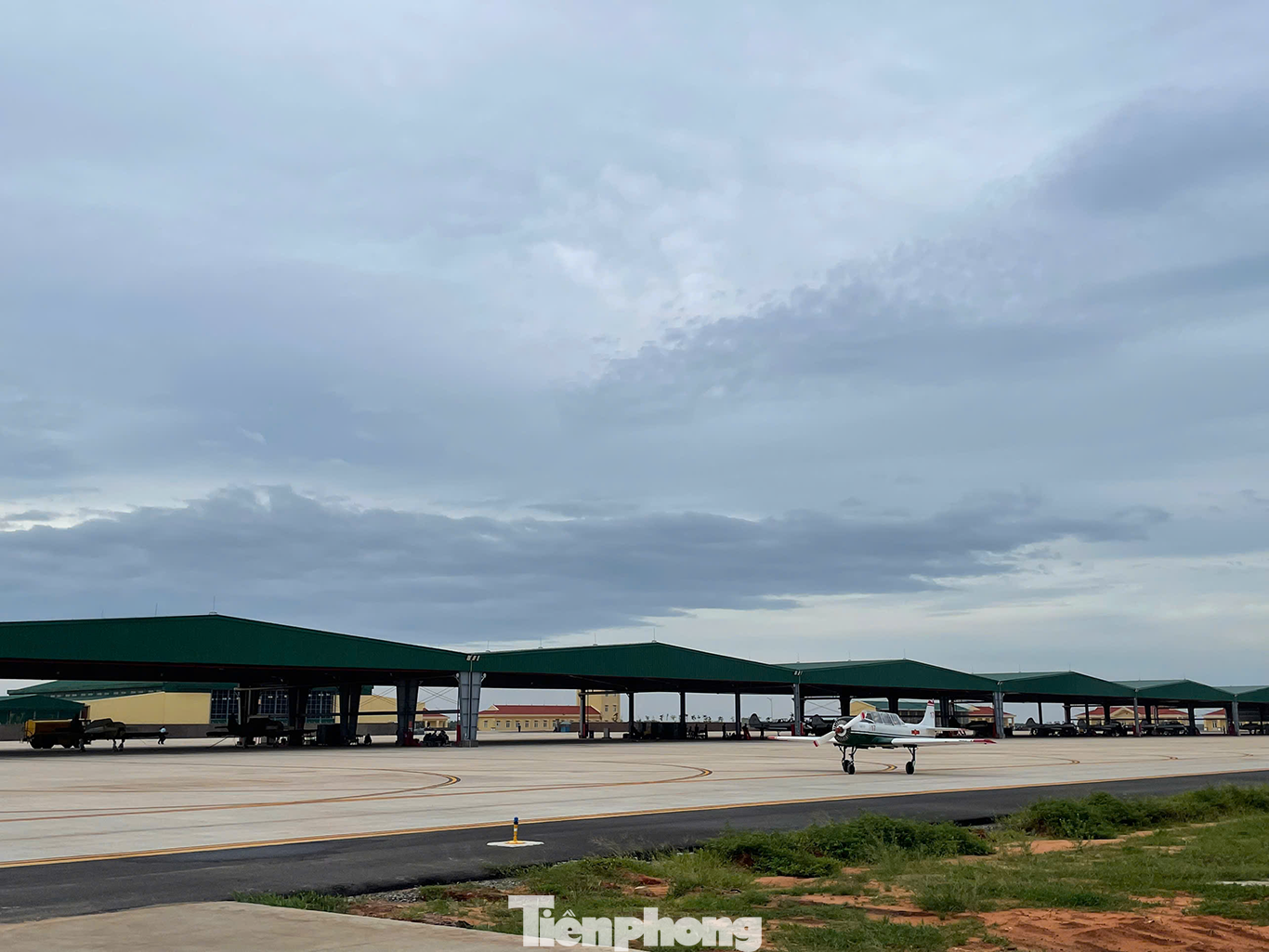 Máy bay lăn ra đường cất hạ cánh. Máy bay lăn ra đường cất hạ cánh.