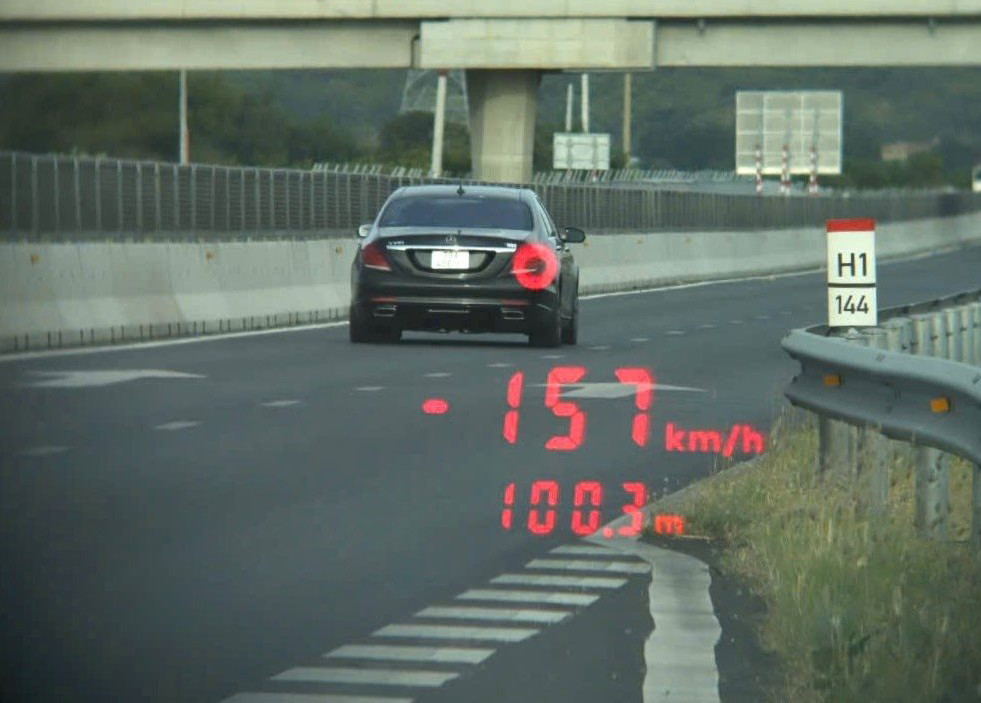 Xe ô tô biển số 79A - 496.91 chạy với tốc độ 157 km/h.