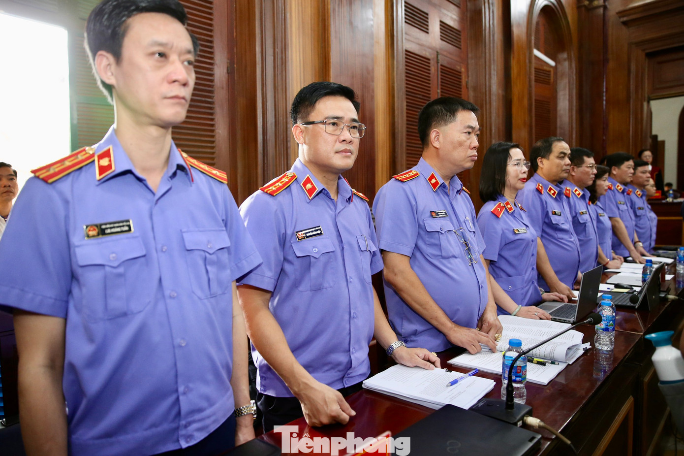 Các đại diện VKS thực hành quyền công tố tại tòa.