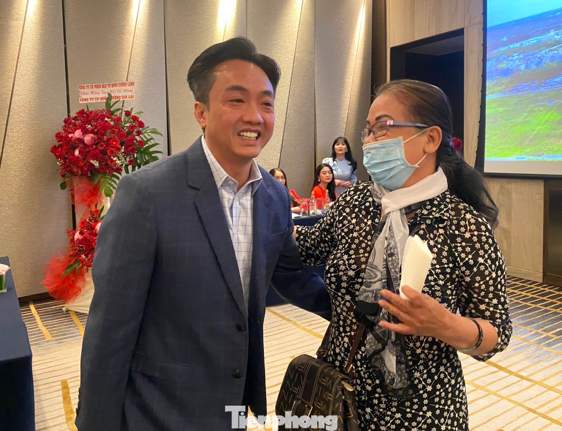 Cổ đông và ông Nguyễn Quốc Cường tại đại hội. Cổ đông và ông Nguyễn Quốc Cường tại đại hội.