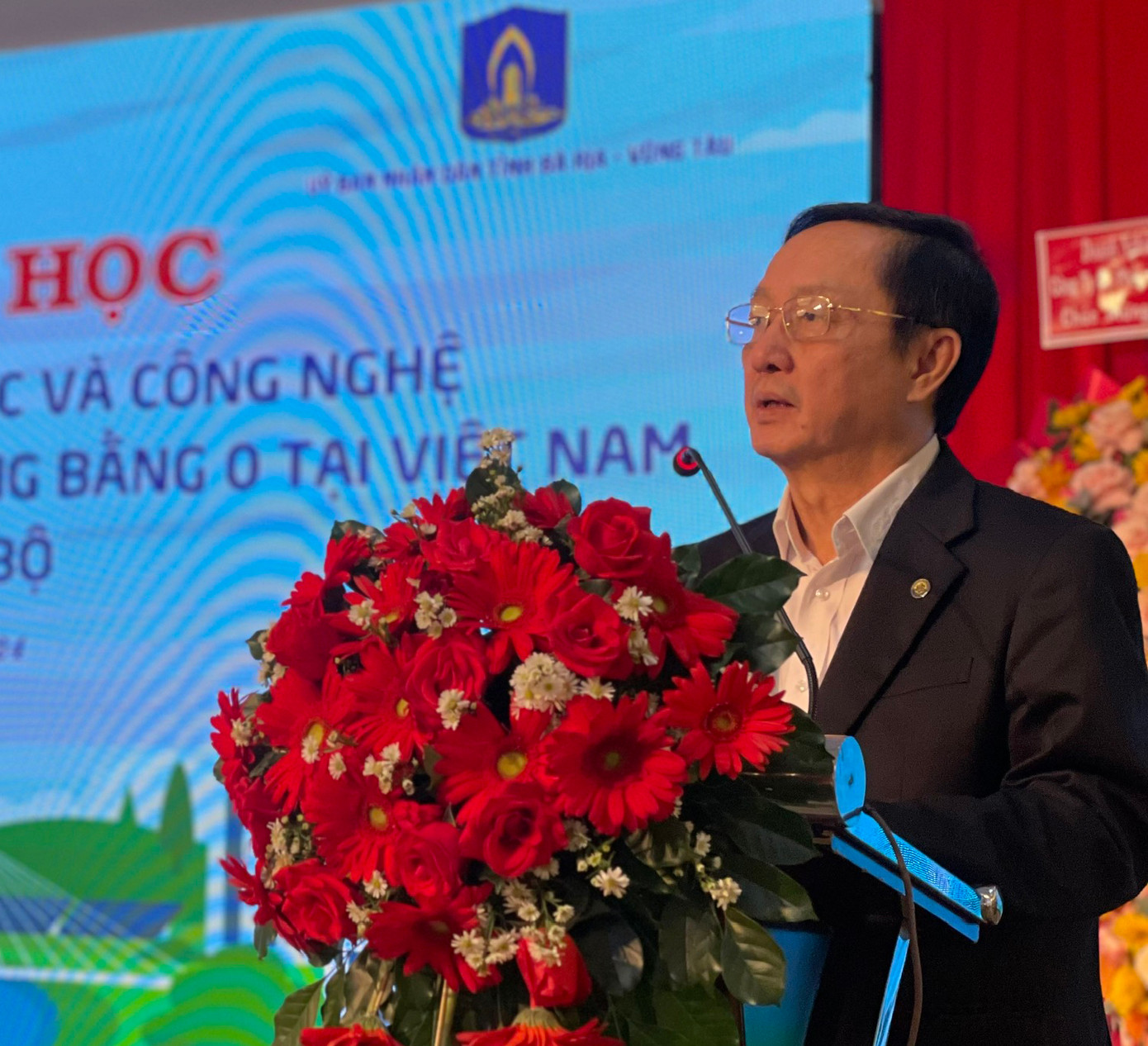 Ông Huỳnh Thành Đạt - Bộ trưởng Bộ Khoa học và Công nghệ phát biểu tại hội thảo.