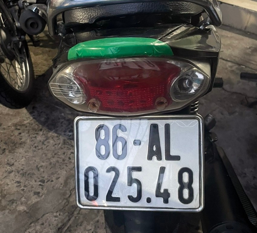 Chiếc xe máy biển số 86AL-025.48 chạy trên Quốc lộ 1 lạng lách, lấn qua làn đường ô tô đã bị công an tạm giữ.