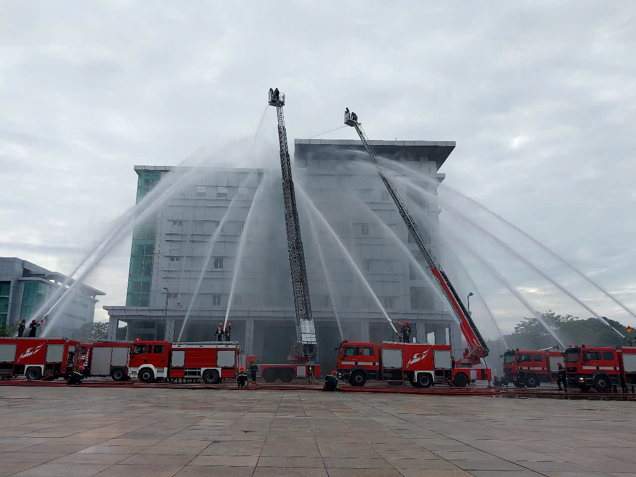 Ngày 30/11, UBND tỉnh Bà Rịa - Vũng Tàu tổ chức diễn tập phương án chữa cháy, cứu nạn cứu hộ tại Trung tâm Hành chính Chính trị tỉnh. Tình huống giả định là tại kho lưu trữ hồ sơ bên trong Phòng Kế hoạch tài chính trên tầng 4 của Sở Văn hóa và Thể thao, Trung tâm Hành chính Chính trị tỉnh tỉnh Bà Rịa - Vũng Tàu bất ngờ xảy ra cháy.