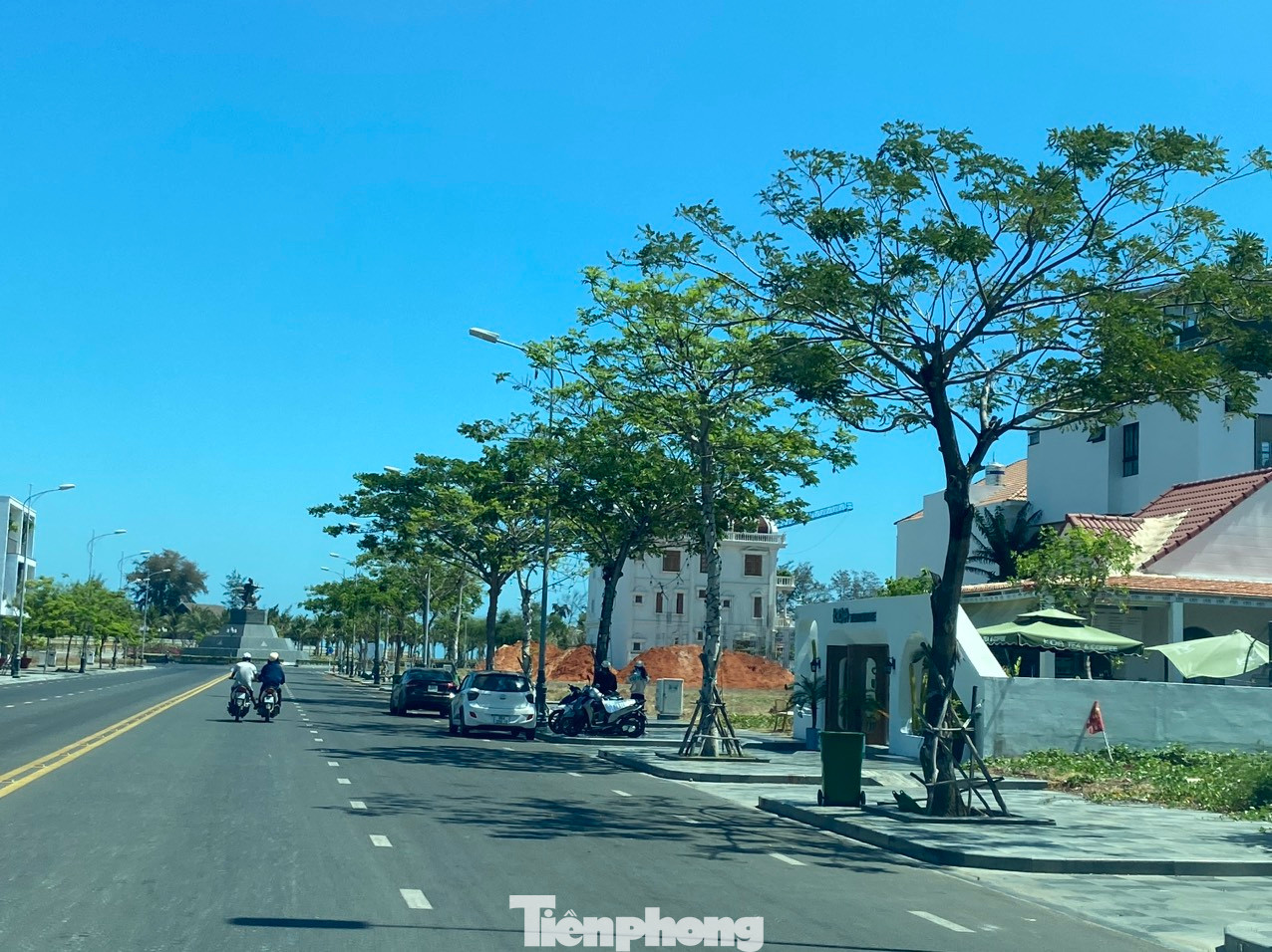 Ngoài ra, trong khi Chính phủ quy định khu đô thị mới phải dành 20% diện tích cho nhà ở xã hội, nhưng tỉnh Bình Thuận không thực hiện mà bán hết cho Rạng Đông với mức giá như trên.