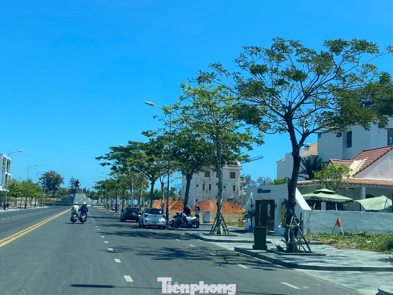 Ngoài ra, trong khi Chính phủ quy định khu đô thị mới phải dành 20% diện tích cho nhà ở xã hội, nhưng tỉnh Bình Thuận không thực hiện mà bán hết cho Rạng Đông với mức giá như trên.
