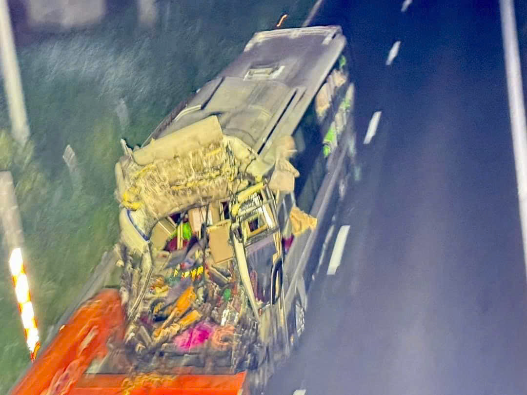 Hiện trường vụ tai nạn trên cao tốc Vĩnh Hảo - Phan Thiết khiến nhiều người thương vong.