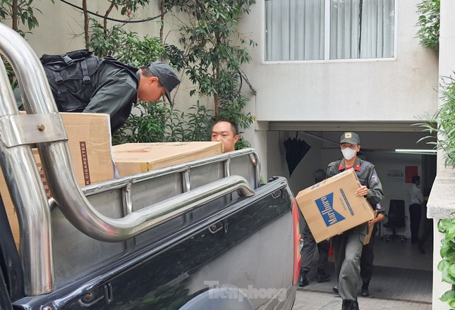 Lực lượng cảnh sát di chuyển nhiều thùng carton từ hầm biệt thự lên xe. Ảnh: Hoàng Thuận. Lực lượng cảnh sát di chuyển nhiều thùng carton từ hầm biệt thự lên xe. Ảnh: Hoàng Thuận.