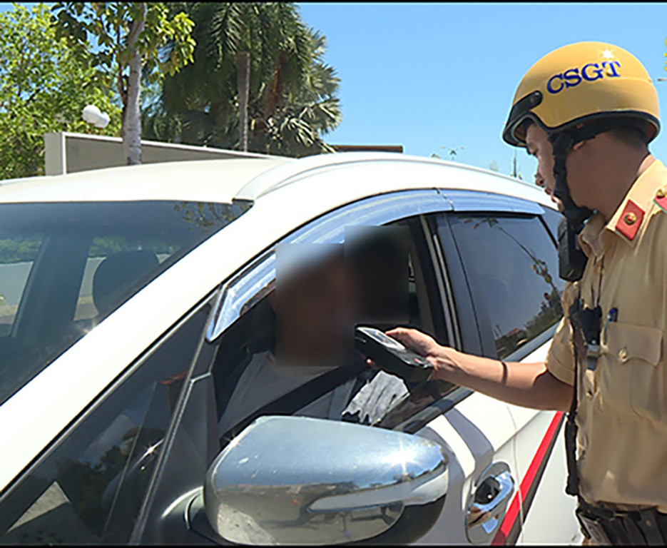 Công an tỉnh Bình Thuận thực hiện kiểm tra nồng độ cồn ở TP. Phan Thiết.