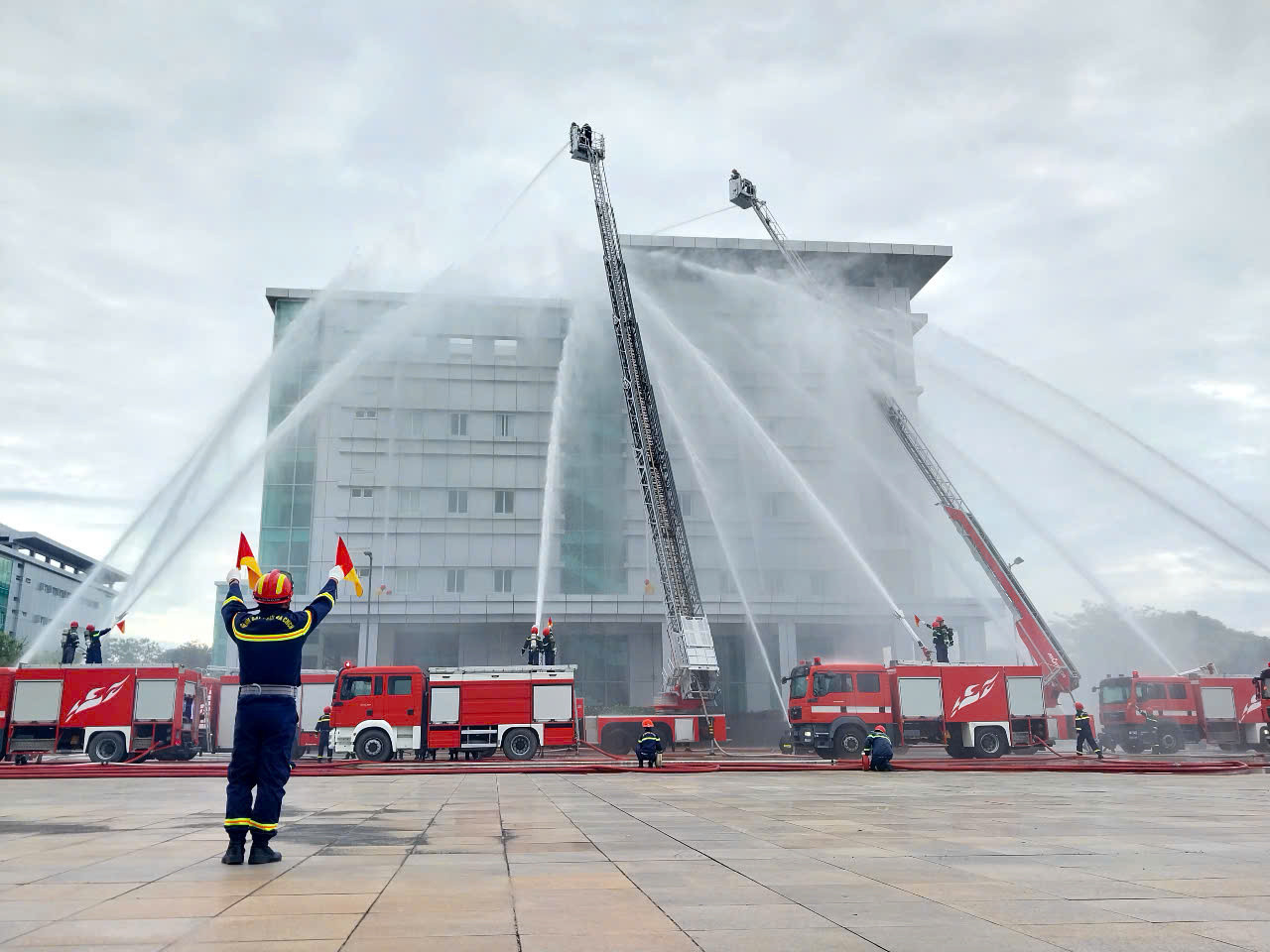 Nguyên nhân do cán bộ sau khi lưu trữ hồ sơ ra khỏi phòng quên tắt điện. Hệ thống điện trong quá trình sử dụng lâu dài đã cũ, một số đường dây bị lão hóa khiến hệ thống điện bị chập gây cháy. Đám cháy lan xuống các kệ, tủ đựng hồ sơ, tài liệu.