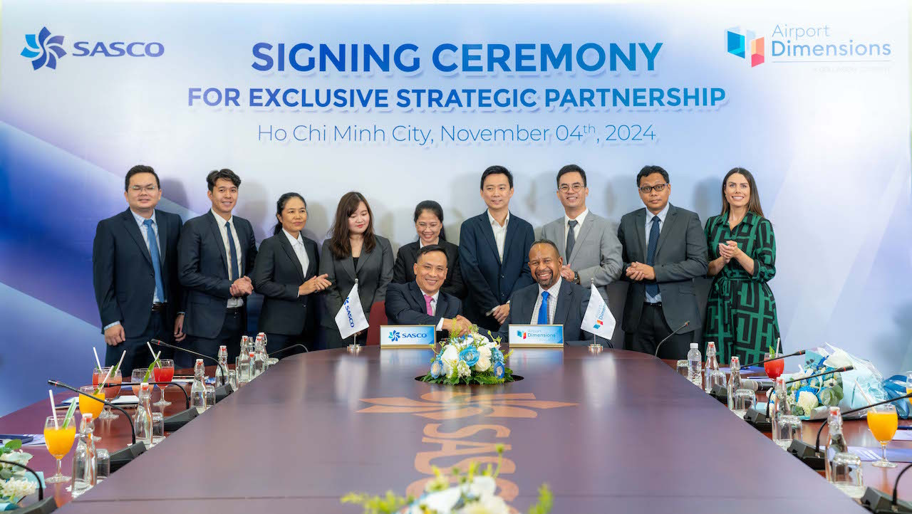Lãnh đạo SASCO và Airport Dimensions thực hiện nghi thức ký kết hợp tác chiến lược dài hạn. Lãnh đạo SASCO và Airport Dimensions thực hiện nghi thức ký kết hợp tác chiến lược dài hạn.