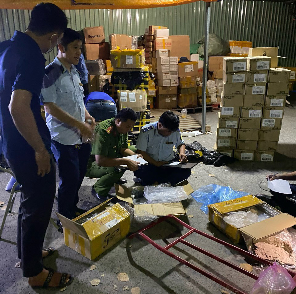 Lực lượng Cảnh sát Kinh tế Công an TPHCM đã tăng cường công tác nghiệp vụ, phối hợp với các lực lượng chức năng bắt giữ nhiều lô hàng lậu có giá trị lớn.