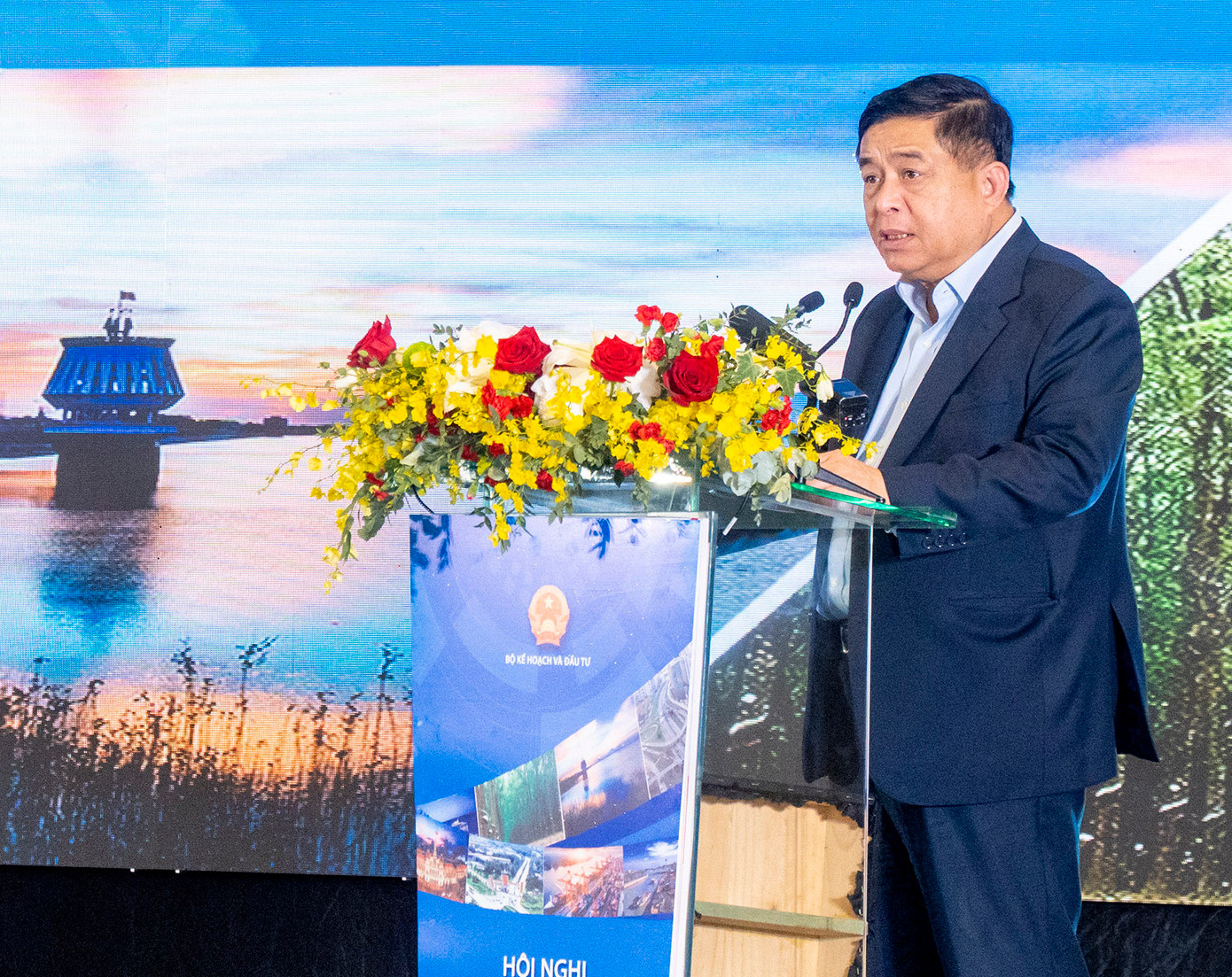 Bộ trưởng Bộ Kế hoạch và Đầu tư Nguyễn Chí Dũng đánh giá, hiện nay tăng trưởng chung của vùng Đông Nam Bộ đang có xu hướng chậm lại.