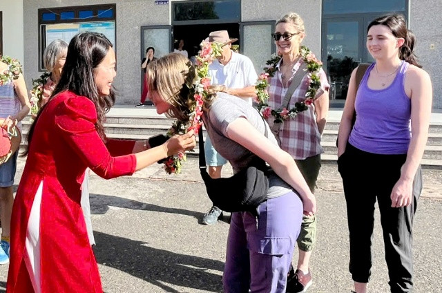 Đại diện đơn vị tổ chức tour trao hoa cho các du khách quốc tế tại ga Phan Thiết. Ảnh: Nguyên Vũ. Đại diện đơn vị tổ chức tour trao hoa cho các du khách quốc tế tại ga Phan Thiết. Ảnh: Nguyên Vũ.