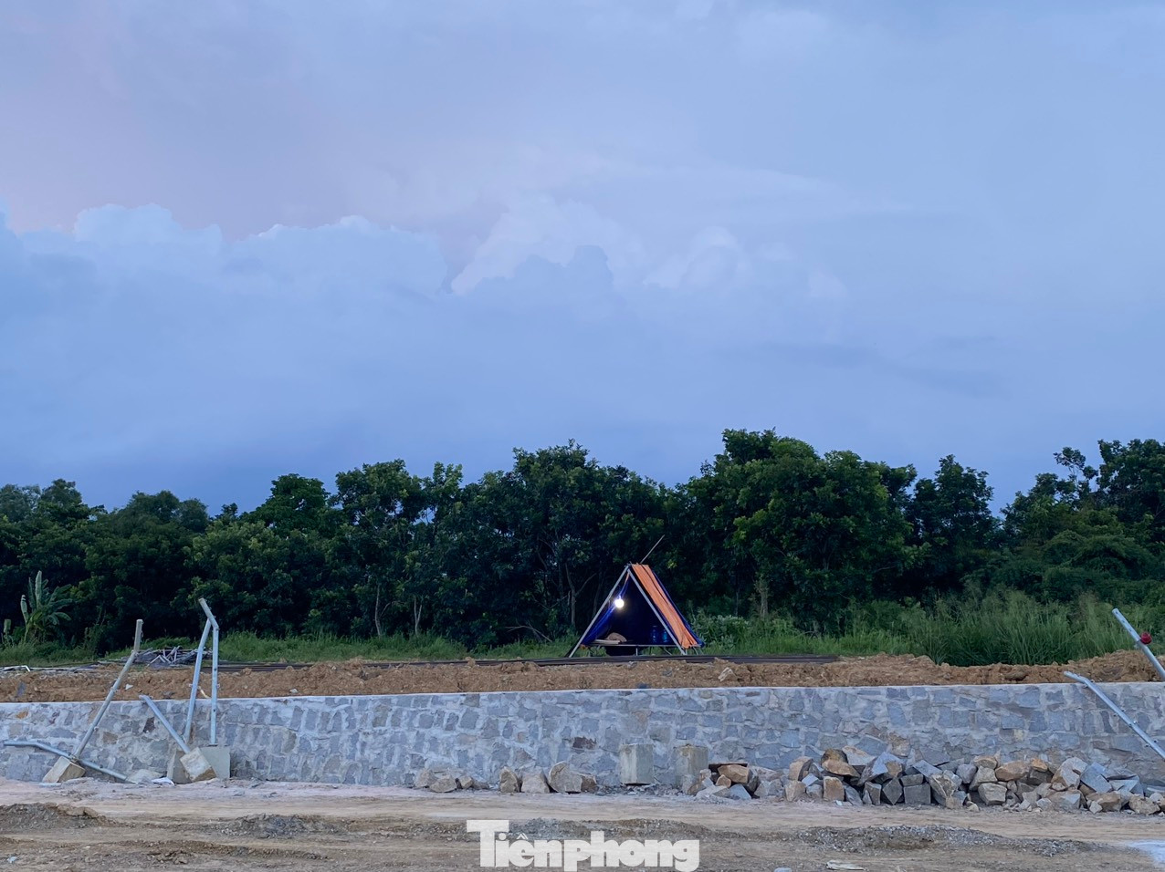 Theo đề xuất phương án thiết kế của gói thầu bổ sung, bên trái tuyến tại Km25 thiết kế tường chắn đá với chiều dài hơn 100 m.