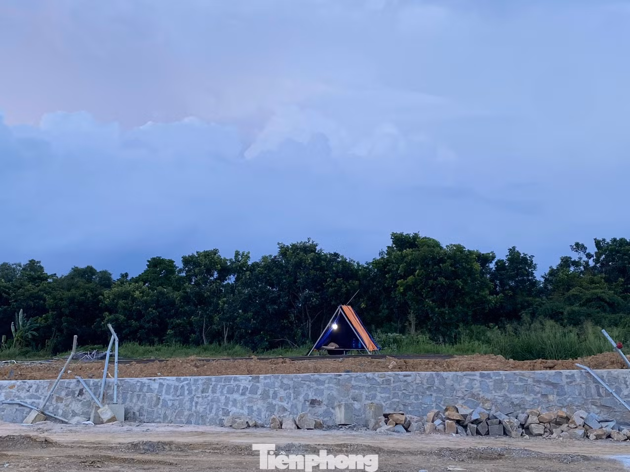 Theo đề xuất phương án thiết kế của gói thầu bổ sung, bên trái tuyến tại Km25 thiết kế tường chắn đá với chiều dài hơn 100 m.