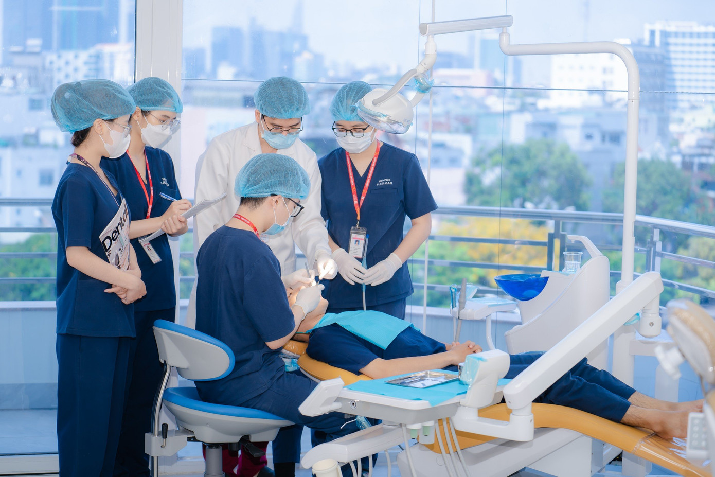 Sinh viên ngành Răng Hàm Mặt, trường ĐH Quốc tế Hồng Bàng trong giờ học. Sinh viên ngành Răng Hàm Mặt, trường ĐH Quốc tế Hồng Bàng trong giờ học.