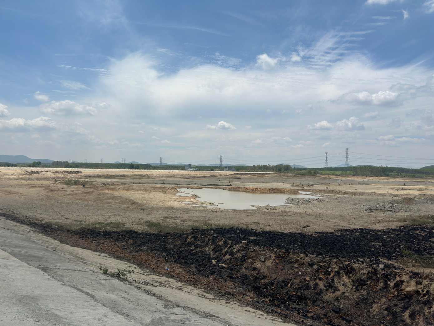 Ngoài hồ Tà Mon và Sông Phan khô đáy dừng hoạt động, các hồ thủy lợi khác tại huyện Hàm Thuận Nam như hồ Ba Bàu, Đu Đủ đến nay đã xấp xỉ xuống mực nước chết.