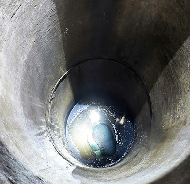 Thi thể người đàn ông dưới giếng nước. Thi thể người đàn ông dưới giếng nước.