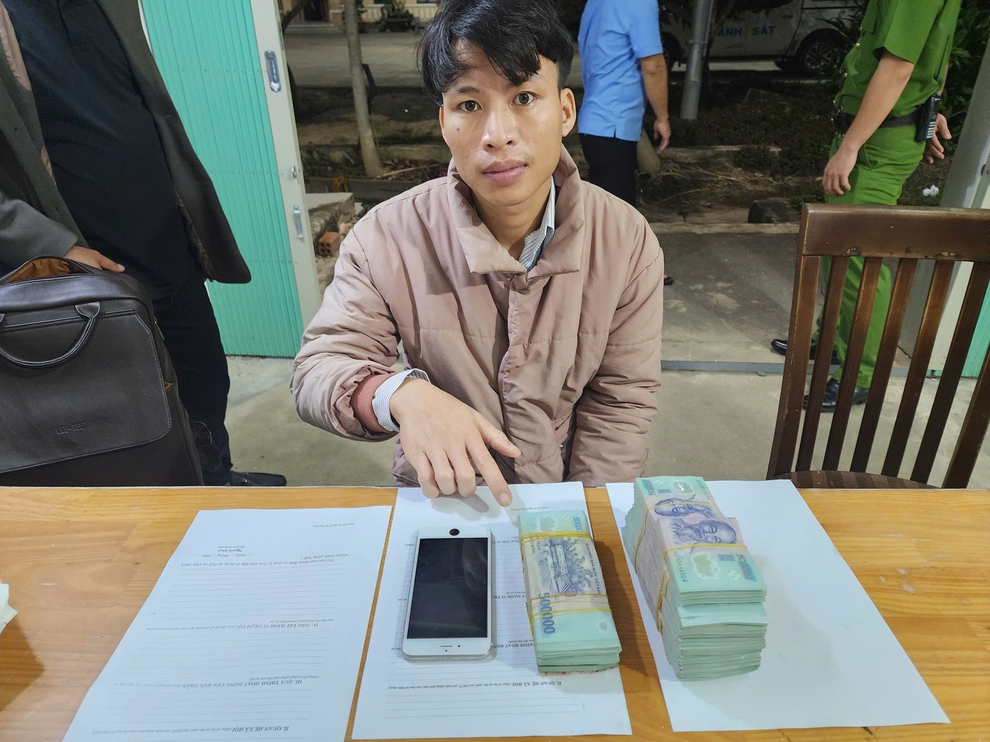 Đối tượng Nguyễn Văn Lợi cùng tang vật tại cơ quan công an.