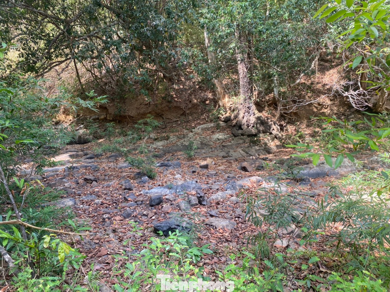 Con sông Bà Bích cạn trơ đáy. Con sông Bà Bích cạn trơ đáy.