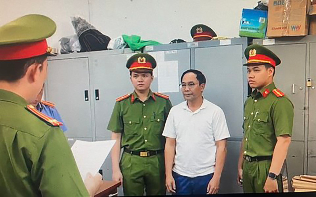 Công an tống đạt các quyết định tố tụng đối với Đinh Việt Cường.