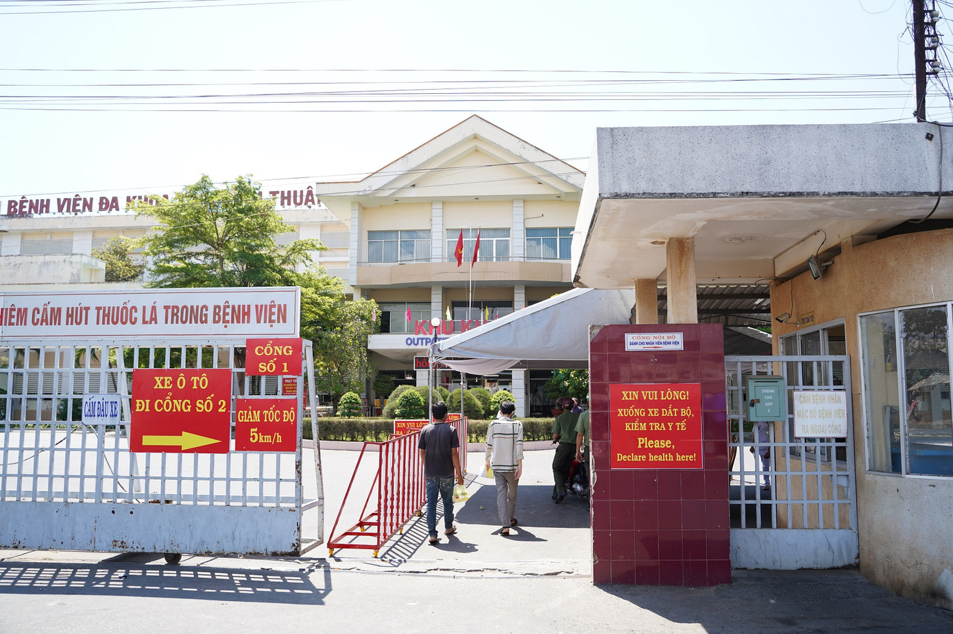 Hai nạn nhân khi đưa vào Bệnh viện Đa khoa tỉnh Bình Thuận cấp cứu đã tử vong. Hai nạn nhân khi đưa vào Bệnh viện Đa khoa tỉnh Bình Thuận cấp cứu đã tử vong.