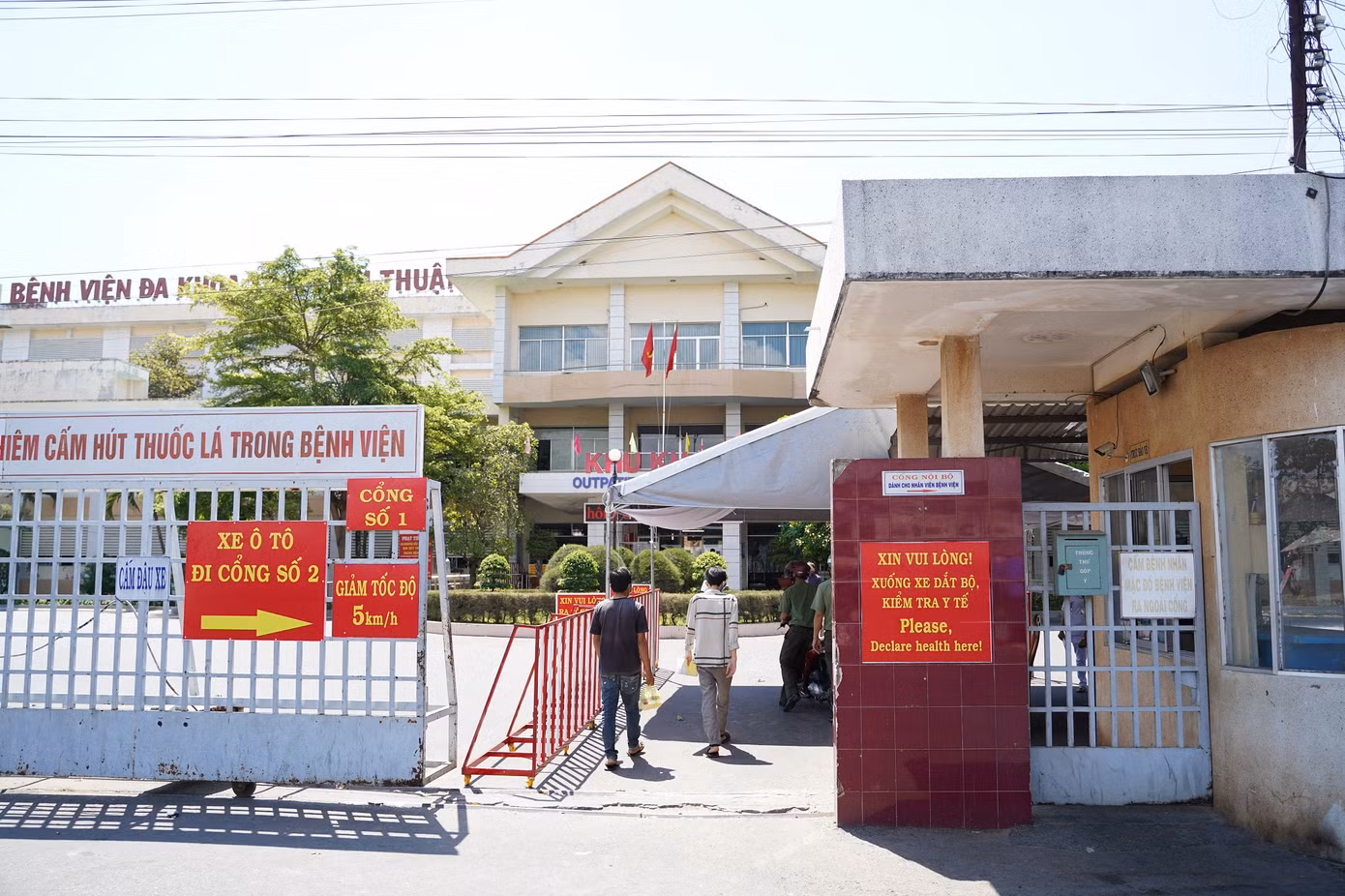 Hai nạn nhân khi đưa vào Bệnh viện Đa khoa tỉnh Bình Thuận cấp cứu đã tử vong. Hai nạn nhân khi đưa vào Bệnh viện Đa khoa tỉnh Bình Thuận cấp cứu đã tử vong.
