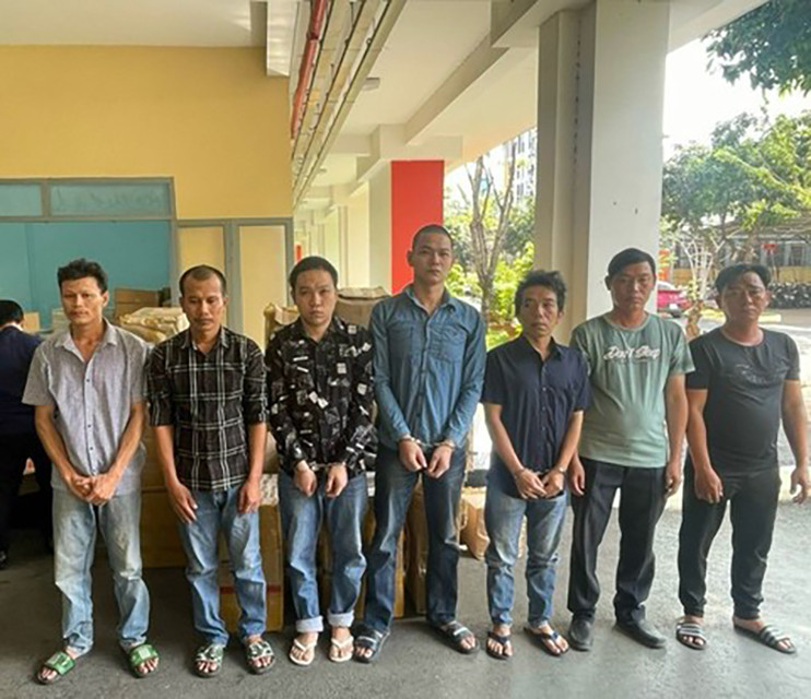 Các bị can trong vụ buôn lậu thuốc lá.