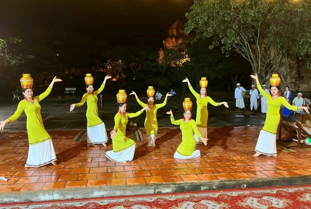 Chương trình văn nghệ của đội Văn nghệ dân gian Chăm Bắc Bình. Ảnh: Nguyên Vũ. Chương trình văn nghệ của đội Văn nghệ dân gian Chăm Bắc Bình. Ảnh: Nguyên Vũ.