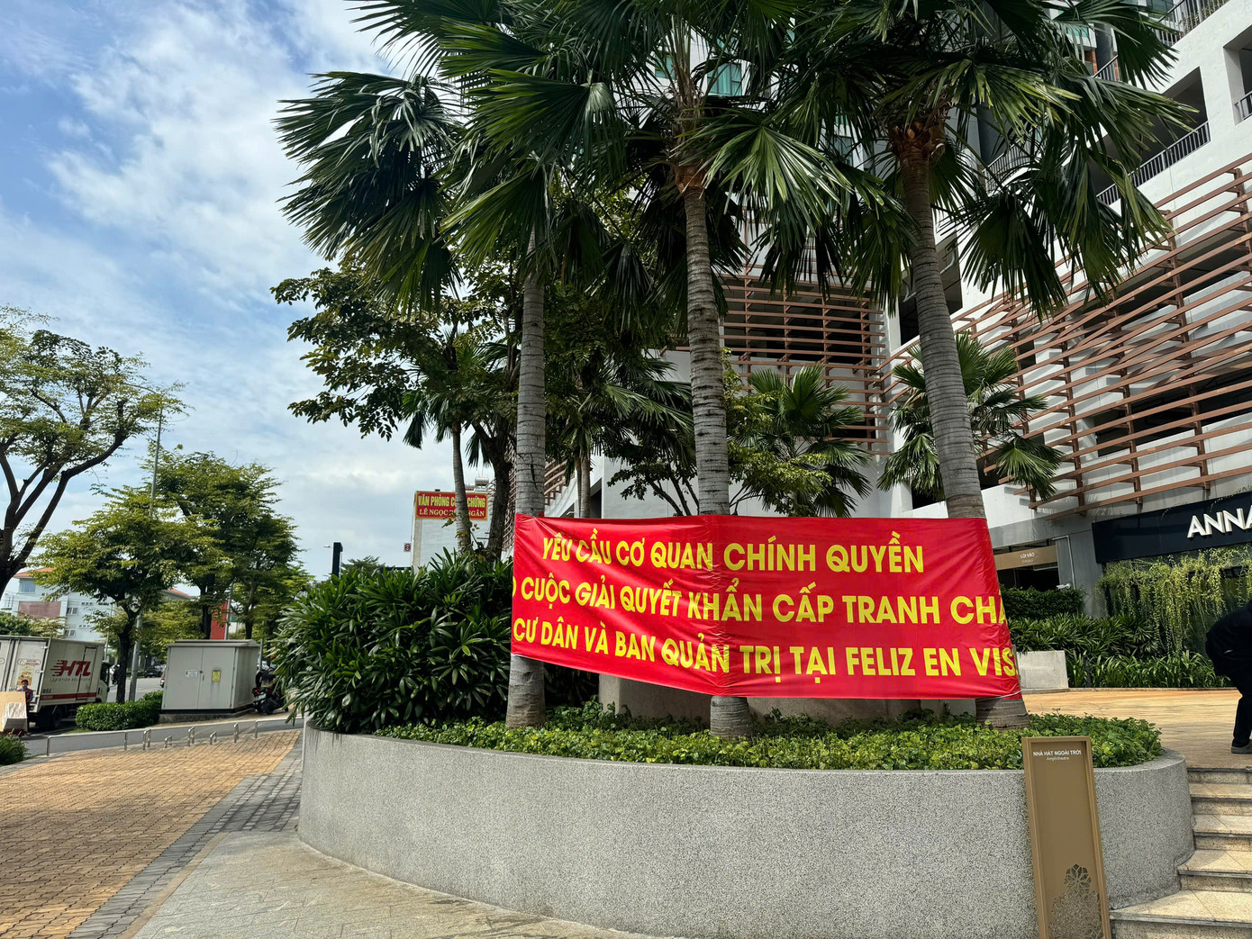 Cư dân chung cư Feliz en Vista căng băng rôn cầu cứu chính quyền.