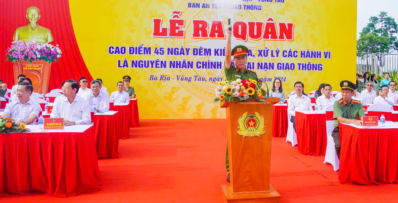 Thượng tá Trần Thanh Hiển, Phó Giám đốc Công an tỉnh Bà Rịa - Vũng Tàu phát lệnh ra quân thực hiện cao điểm 45 ngày đêm kiểm tra, xử lý các hành vi vi phạm giao thông. Ảnh: Bà Rịa - Vũng Tàu.
