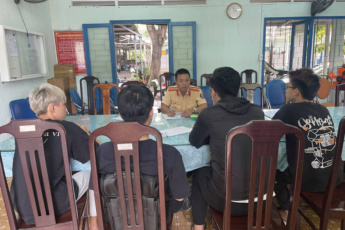 Nhóm thanh niên làm việc với Đội Cảnh sát giao thông - Trật tự, Công an thành phố Vũng Tàu. Nhóm thanh niên làm việc với Đội Cảnh sát giao thông - Trật tự, Công an thành phố Vũng Tàu.