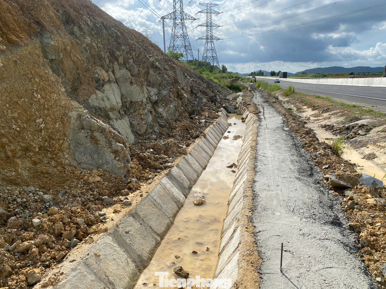 Theo phương án thiết kế của gói thầu bổ sung, bên trái tuyến tại Km25 thiết kế tường chắn đá với chiều dài hơn 100m.