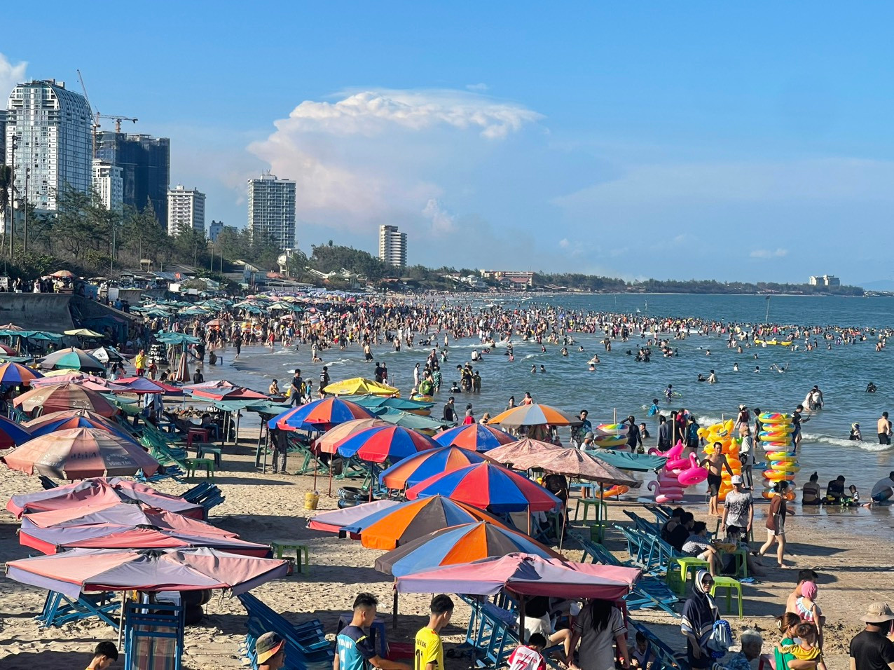 Du khách tắm biển tại Vũng Tàu. Ảnh: Bích Ngọc. Du khách tắm biển tại Vũng Tàu. Ảnh: Bích Ngọc.