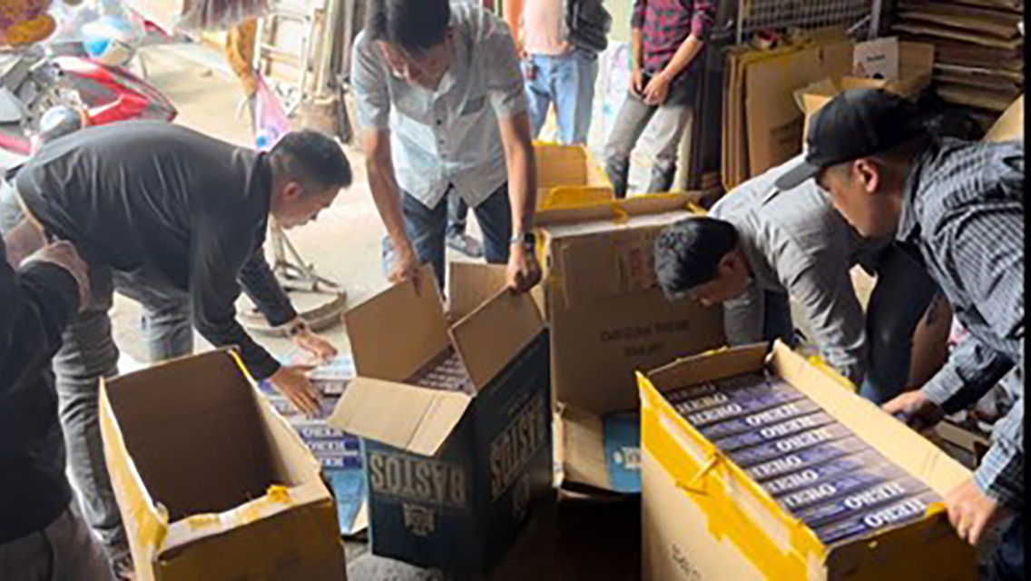 Khám xét một điểm tập kết thuốc lá lậu.