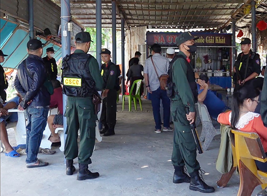 Các cán bộ, chiến sĩ đồng loạt phá án, tổ chức khám xét khẩn cấp nhiều địa điểm tại thị trấn Phan Rí Cửa, xã Hòa Minh và xã Chí Công của huyện Tuy Phong.