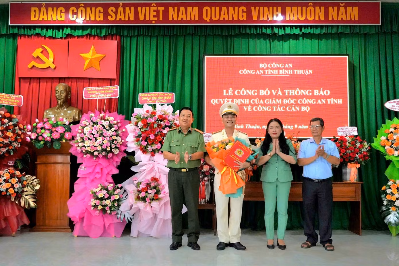 Đại tá Trần Văn Mười và lãnh đạo huyện Hàm Thuận Nam trao quyết định và tặng hoa cho thượng tá Nguyễn Đăng Khoa.