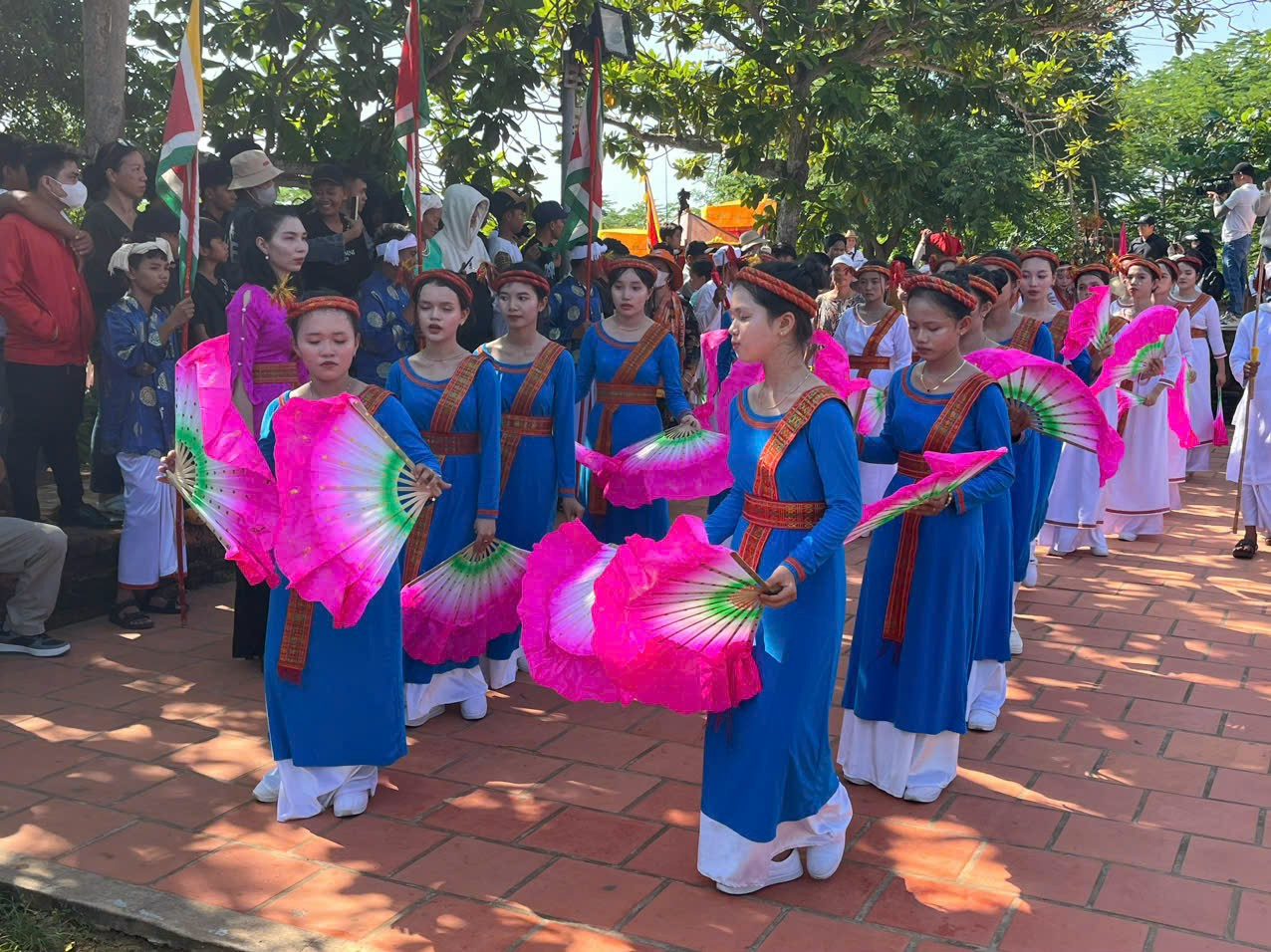 Điệu múa truyền thống người Chăm.